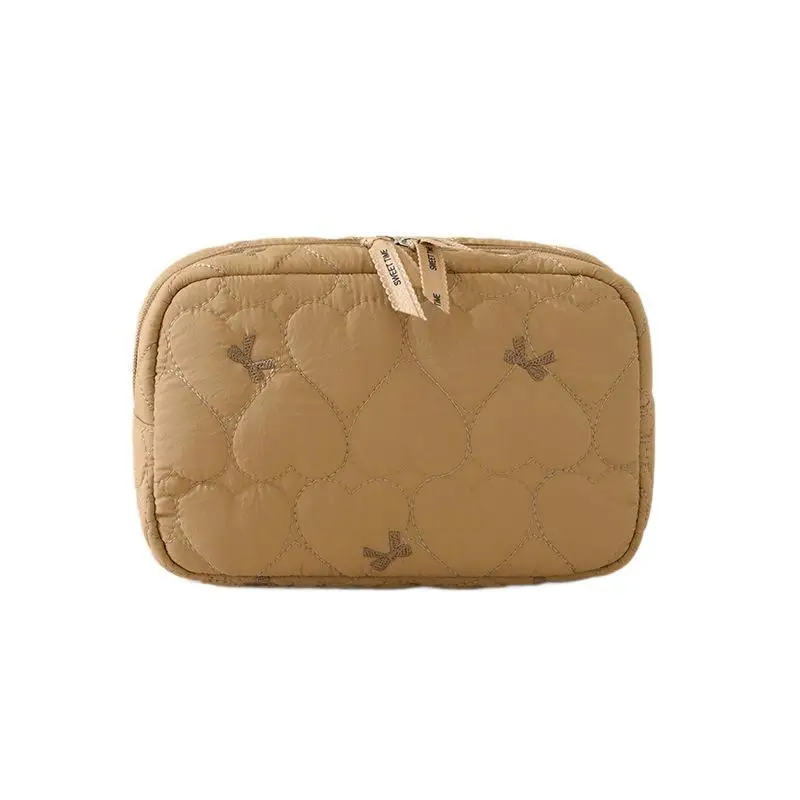 Niedliche, gesteppte Kosmetiktasche mit weichem, flauschigem Herzmuster, großes Fassungsvermögen zur Aufbewahrung von Make-up, ideal für Reisen. – Detail 5