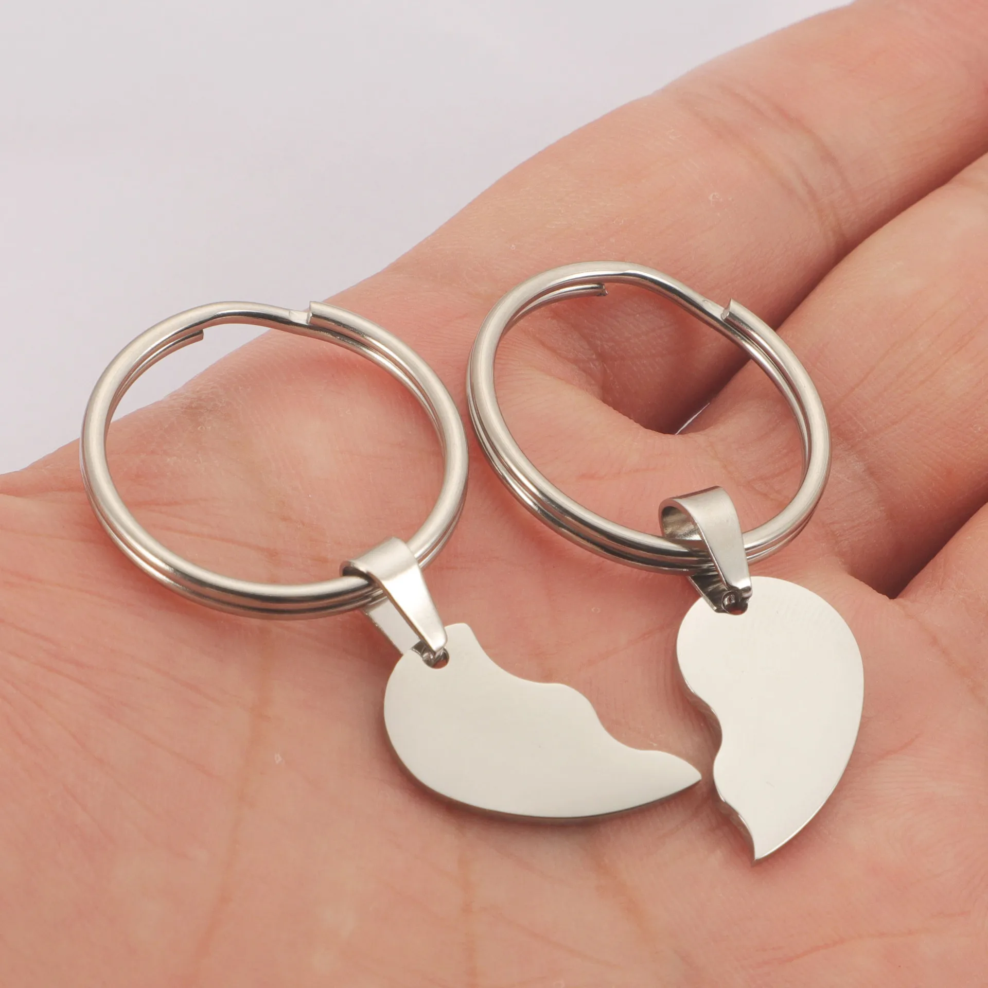 2Pairs/Lot Mirror Polish Stainless Steel Love Heart Pendant Keychains For Womens Mens Party Souvenir Car Key Jewelry
