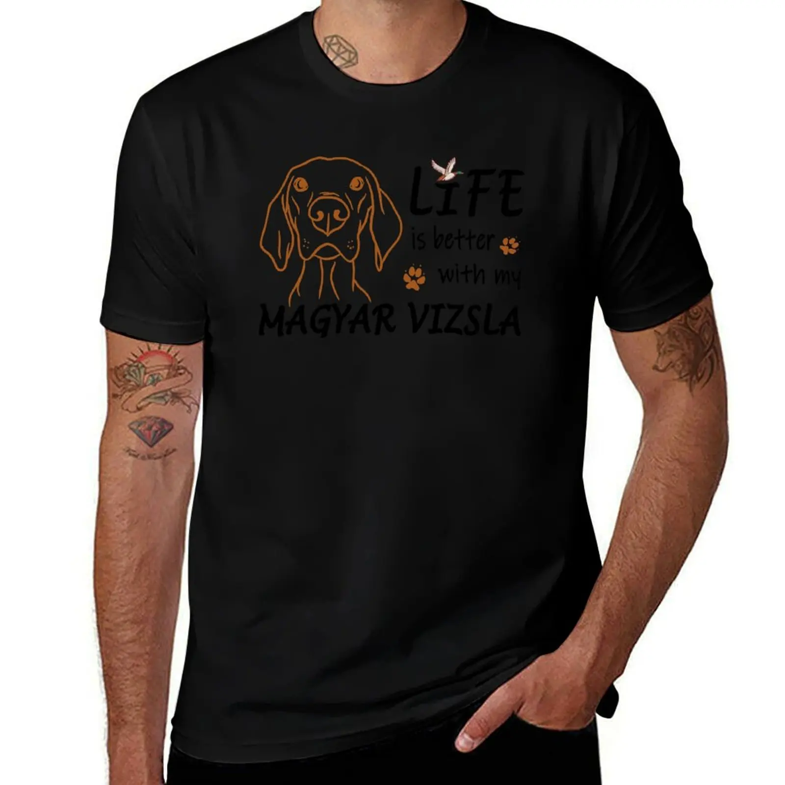 La vida es mejor con un Magyar Vizsla para todos los amantes de los perros o cazadores. Camiseta informal básica de manga corta.