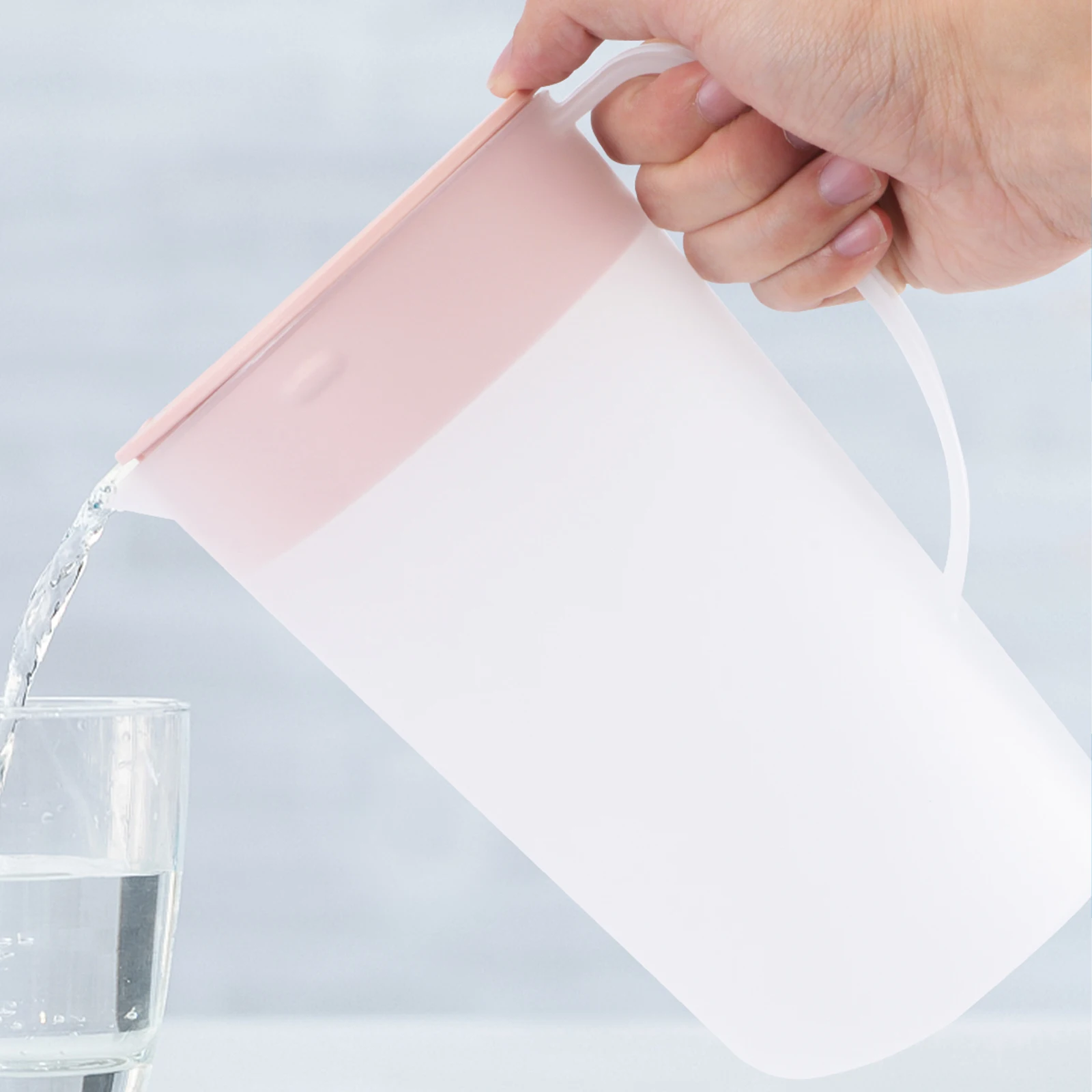 

Plastic Pitcher Large Capacity V Shape Spout Heat Resistant Handle Design Easy Refill Portable For Picnics Parties