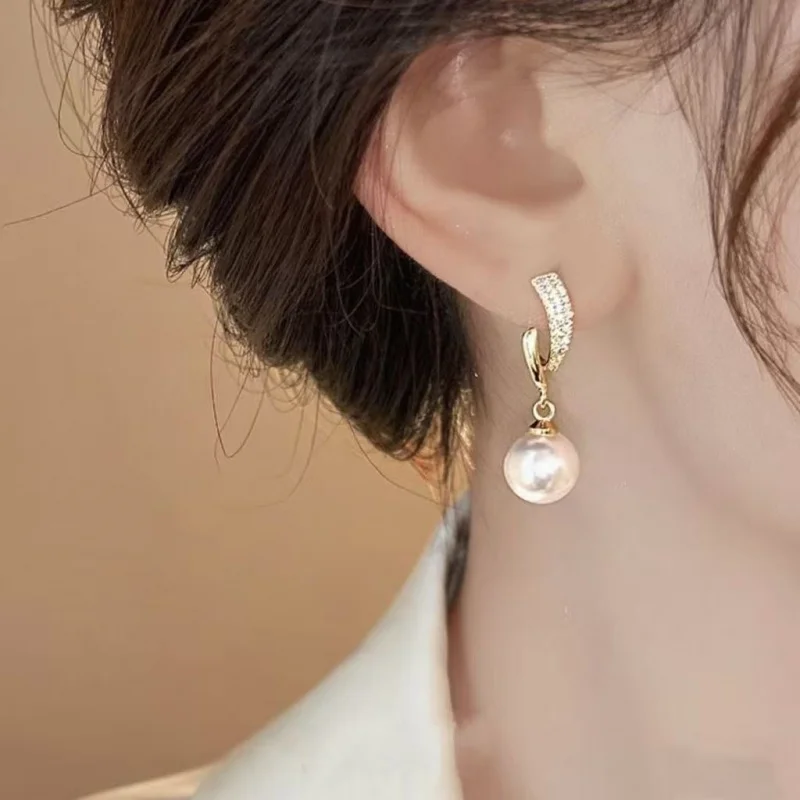 

Новейшие популярные серьги с искусственным жемчугом циркона в 2026 году являются роскошными свадебными зажимами для ушей и ювелирными подарками-гвоздиками для женщин.