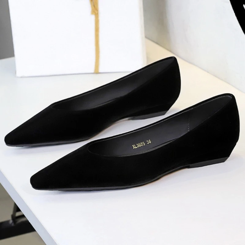 Novità Décolleté firmati con tacco basso dal design in velluto per donna Mocassini comfort autunnali sexy con punta a punta Scarpe casual da esterno leggere