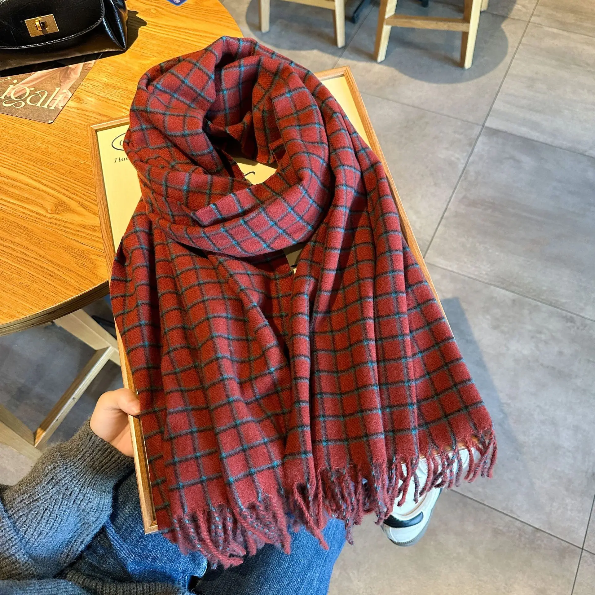 

Красный клетчатый шарф на осень и зиму, утолщенный теплый шарф для пар, корейская версия, новая шаль в стиле ретро