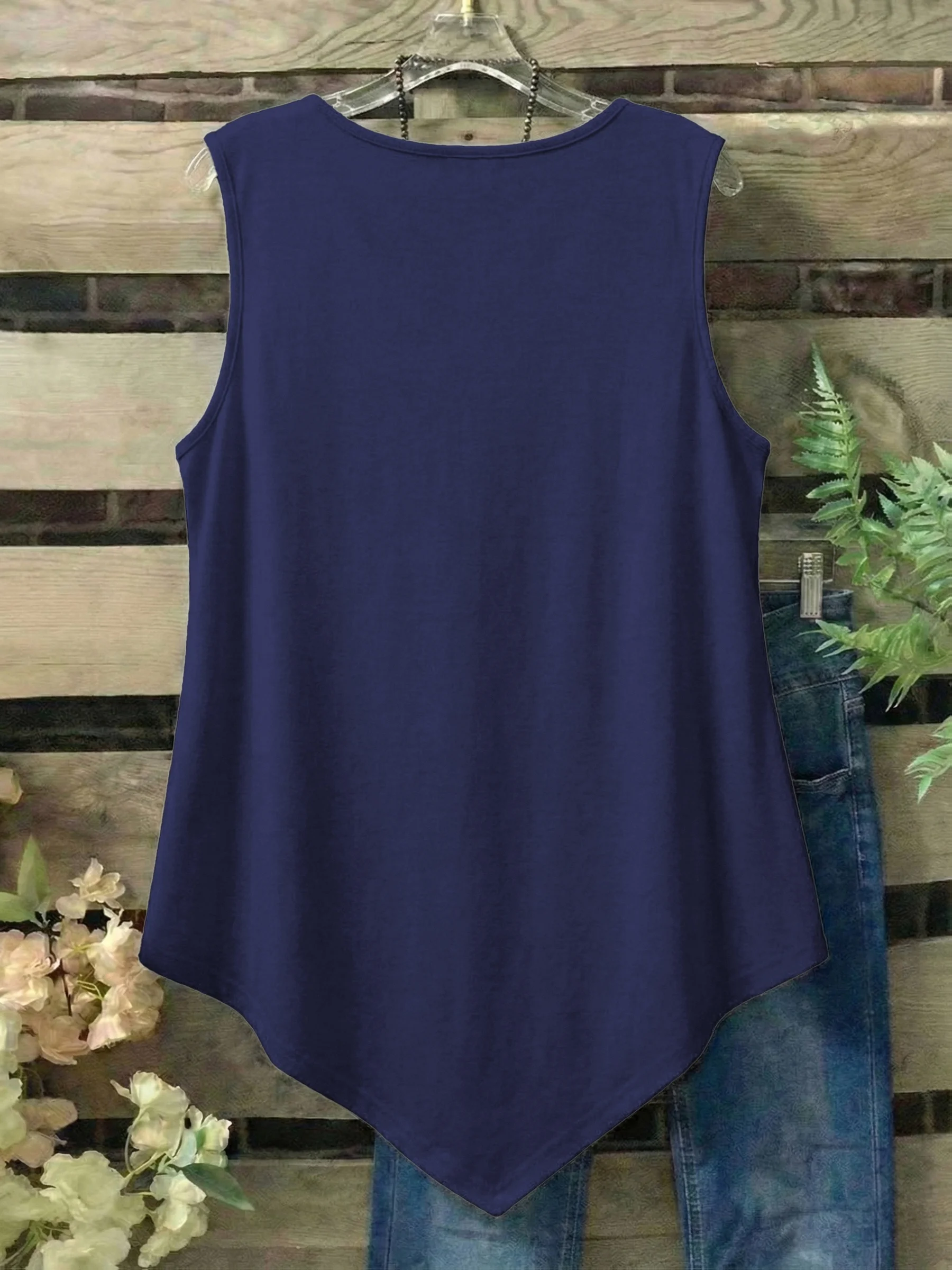 Ärmelloses Damen-Top in Übergröße mit Knopfdetail für mühelosen Stil – Detail 10