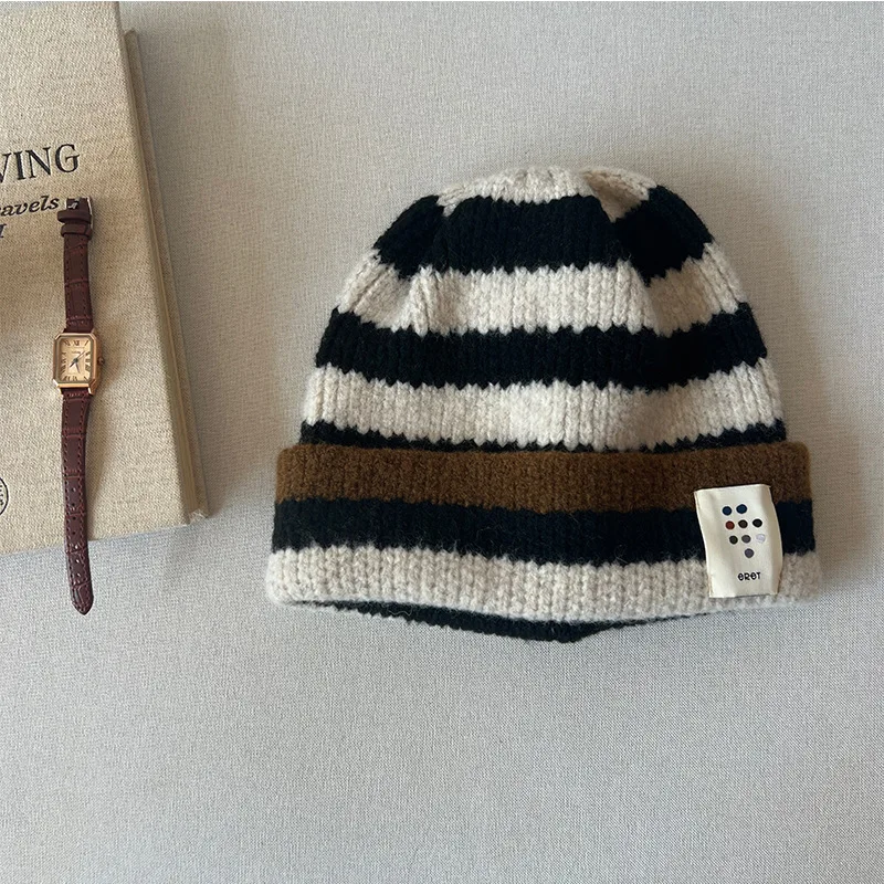 Japanische lässige, vielseitige gestreifte Strickmütze mit Herbst- und Winter-Patch-Design, warme Mütze mit umgerolltem Rand und Ohrenschutz – Detail 10