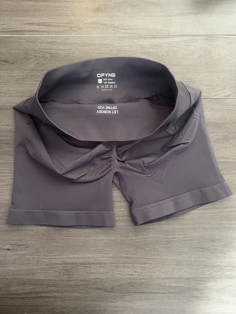 تأثير السراويل مع شعار 4.5 ''منخفضة الخصر سلس اليوغا السراويل Scrunch بوم الصالة الرياضية السراويل تجريب السائق قصيرة تمتد اللياقة البدنية قصيرة