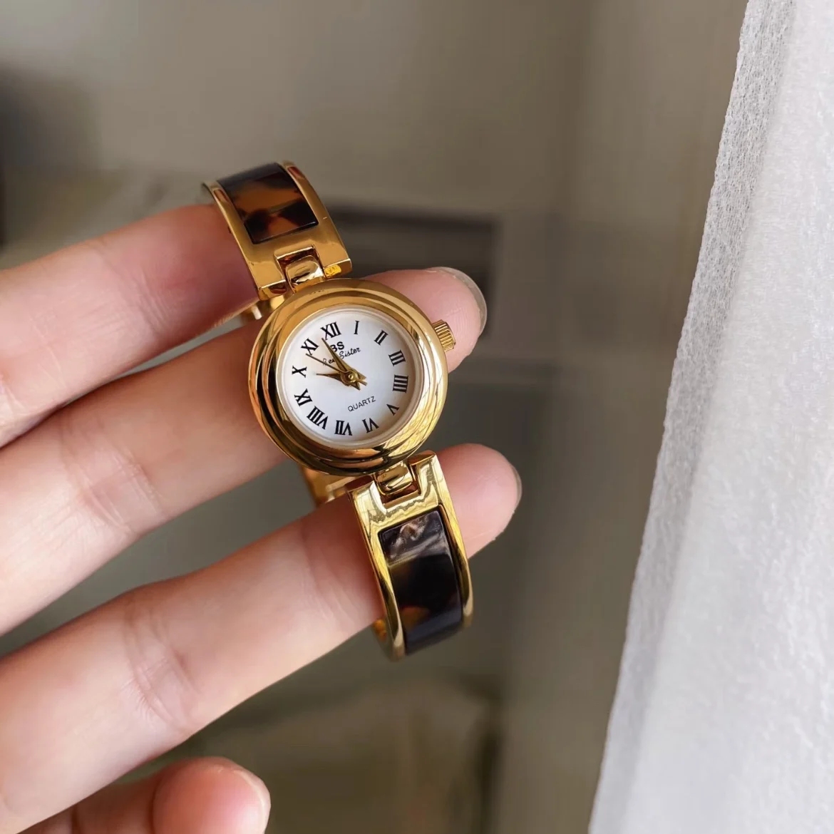 

Vintage Amber Bracelet Watch, Simple Round Dial Quartz Wristwatch For Women, Birthday Gift, Fashionable Quartz Wristwatch.