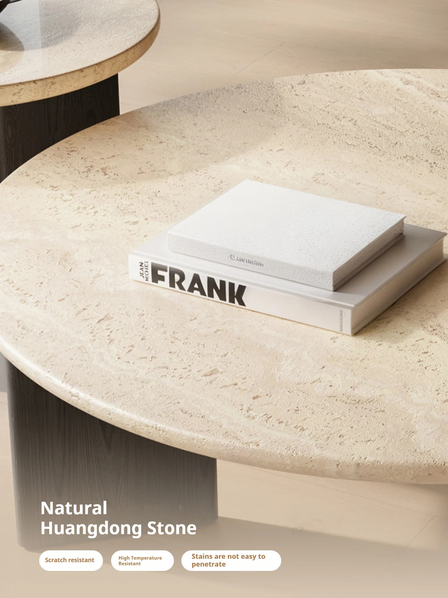 Tavolino da caffè in travertino naturale realizzato a mano con base rotonda vintage e piano in marmo, perfetto per un lussuoso soggiorno.