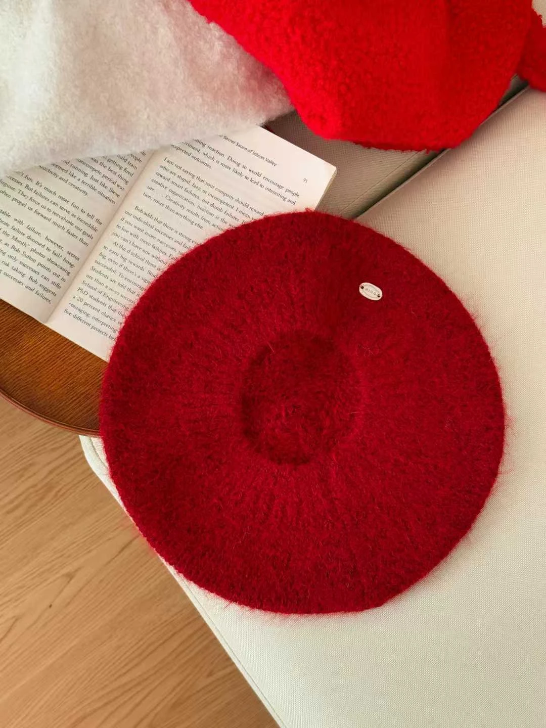 قبعة بيريه نسائية محبوكة بلون سادة، قبعة رسام كلاسيكية مسطحة لأسلوب الخريف/الشتاء غير الرسمي