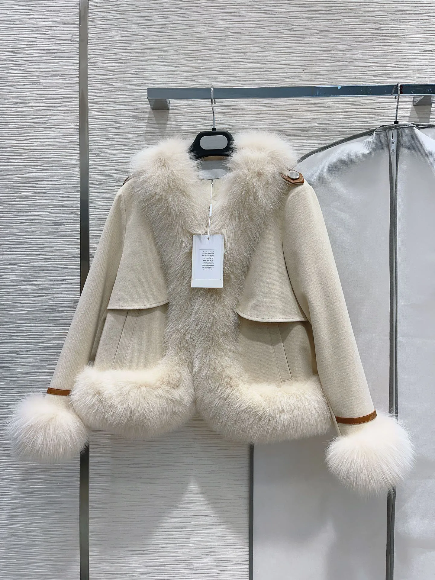 

2023 Autumn Winter Fashion New Women's Clothing 30% Cashmere 70% Wool➕Silver Fur➕90 White Goose down Coat 1010