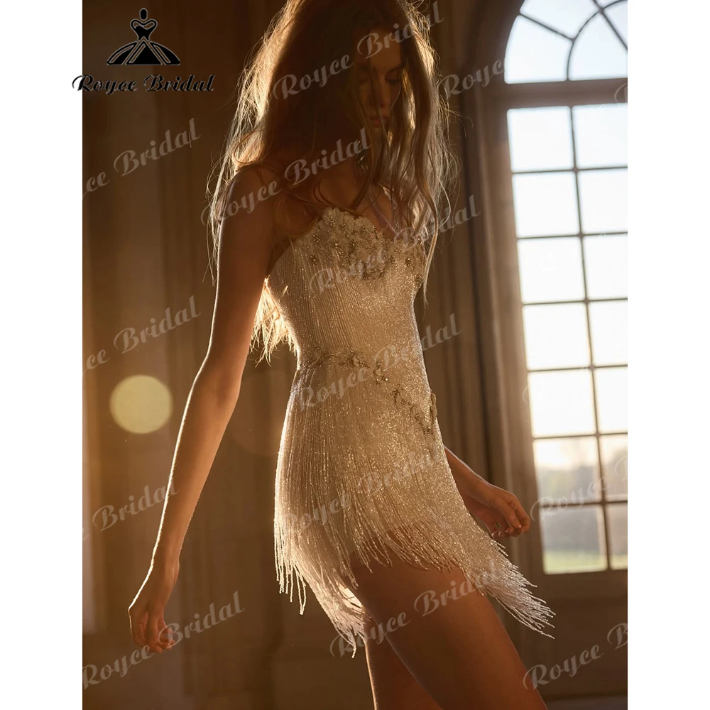 Trägerloses, perlenbesetztes Mini-Hochzeitskleid im Art-Deco-Flapper-Stil mit floralen Applikationen, maßgeschneidert für den Brautempfang.