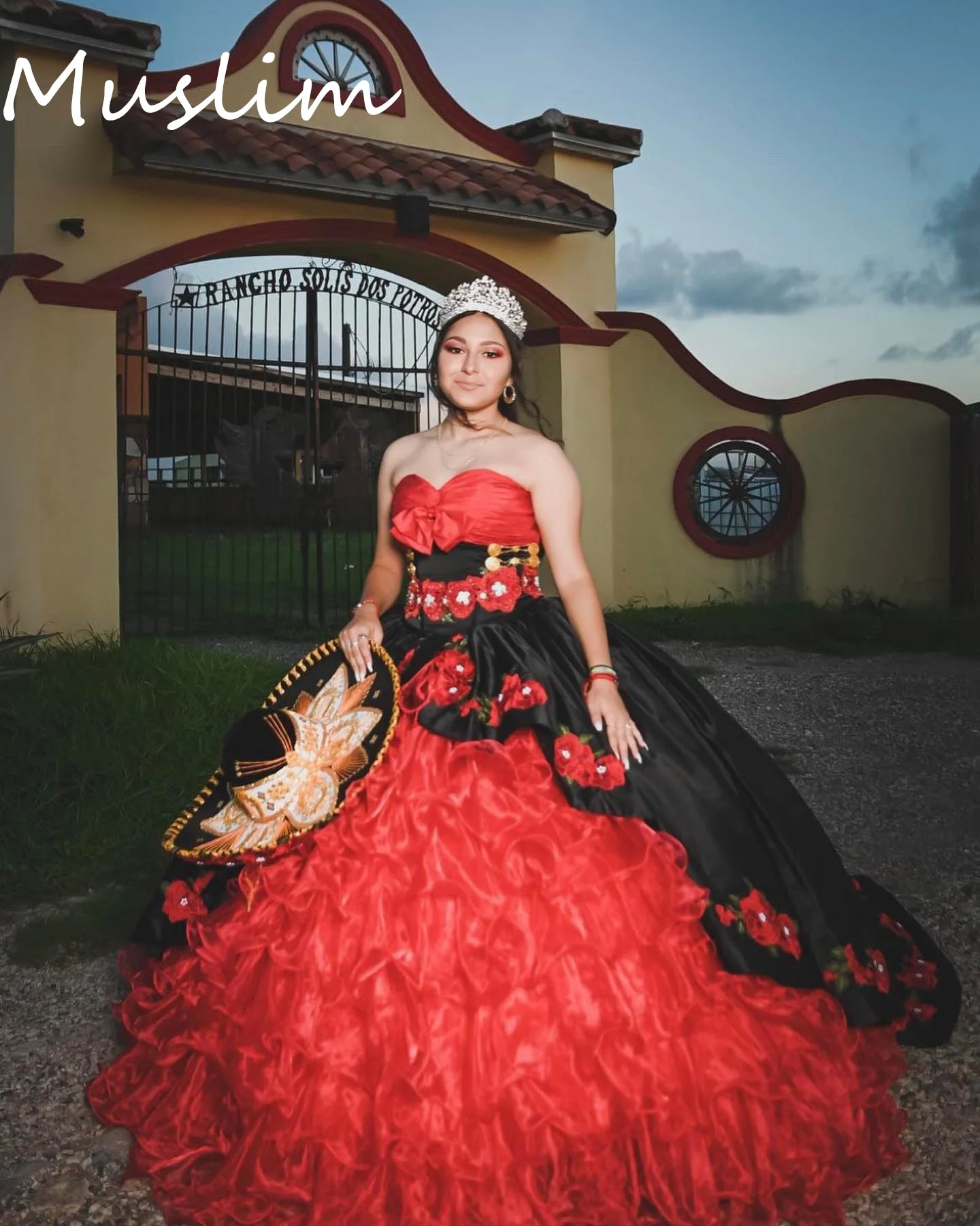 فساتين Quinceanera سوداء فاخرة مع زهور على شكل قلب فستان عيد ميلاد Charro المكسيكي عتيق حلو 15 فستان مشد حسب الطلب