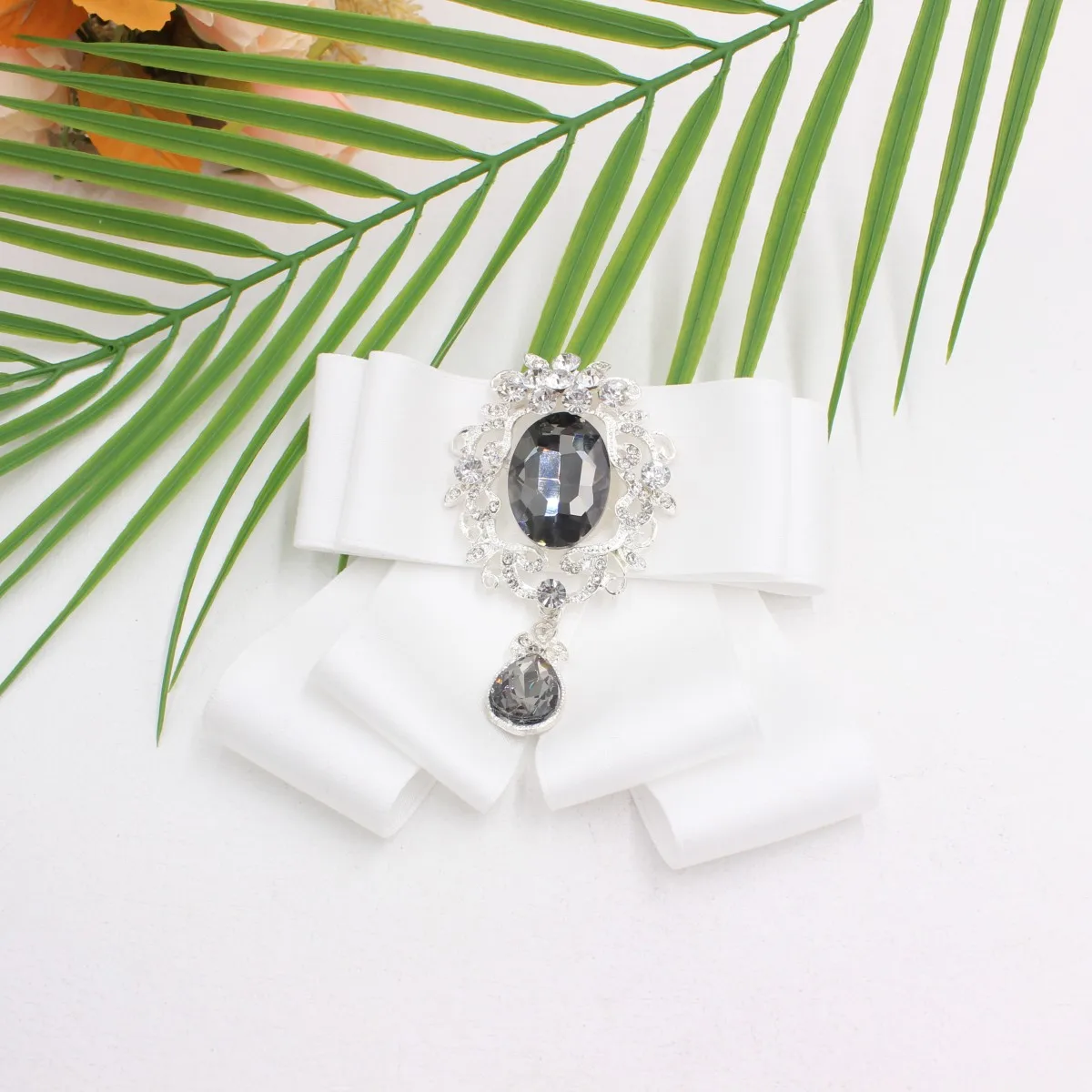 New diamond neckline and brooch collar accessories with all kinds of clothing accessories