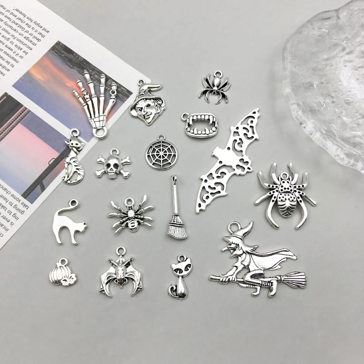 10-teiliges Halloween-Kollektionsset aus antikem Silber-Zinklegierungsanhänger, universelles Accessoire, geeignet für die Herstellung verschiedener DIY-Schmuck