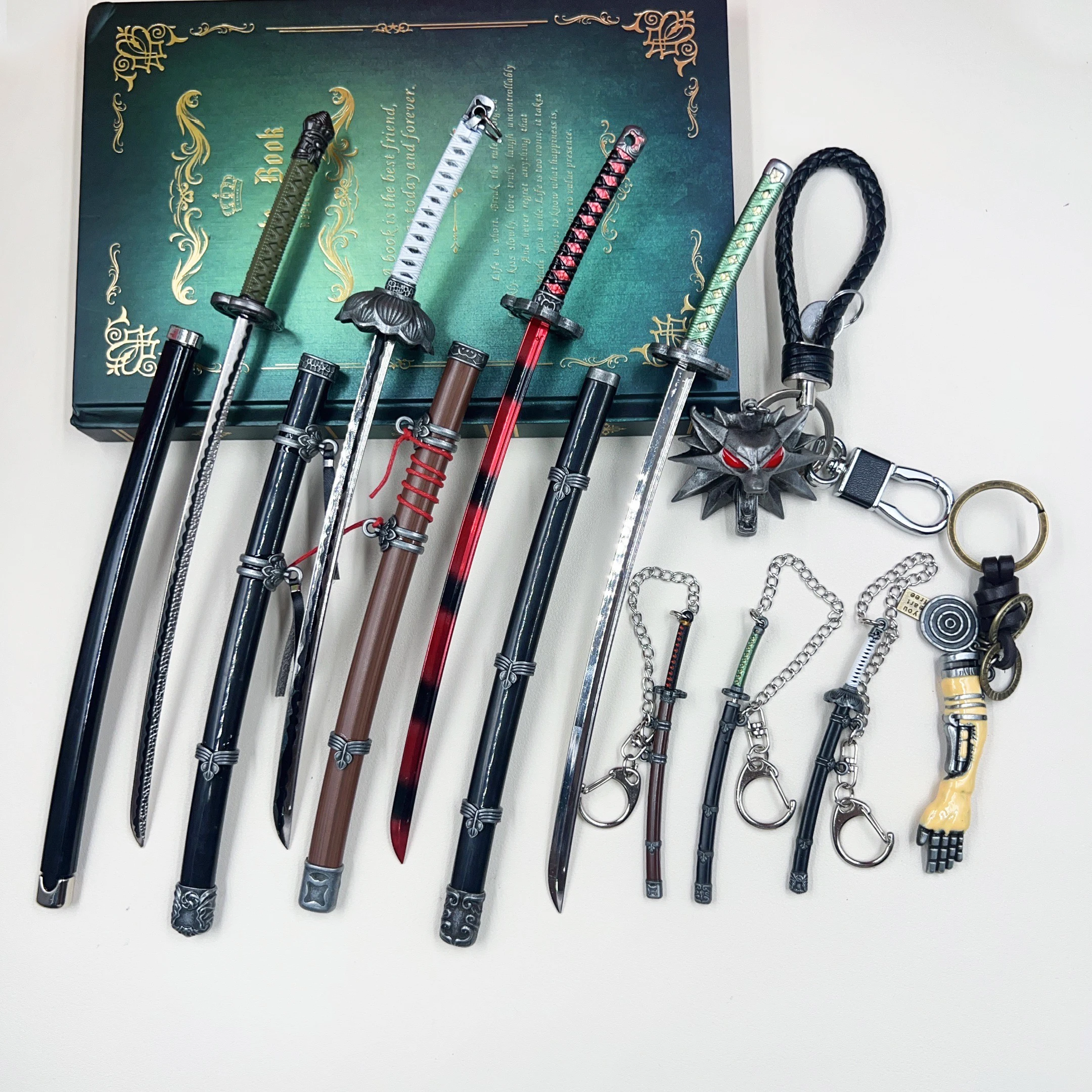 

26cm SEKIRO: Shadows Die Twice Sword with Arm Keychain Game Peripheral Fushigiri Wolf Katana Weapon Version Gift with Box