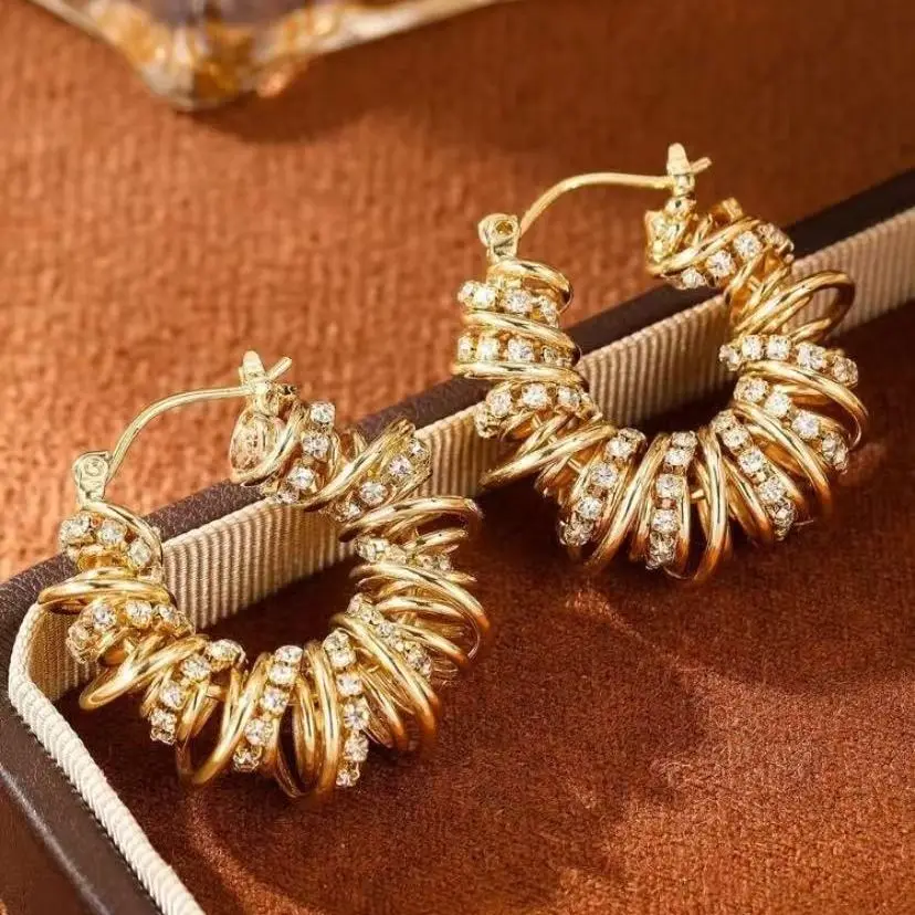 Europäische und amerikanische diamantbesetzte Spiralohrringe mit Federschlaufen, trendige Ohrclips, leichter Luxus und cooler Stil. – Detail 2