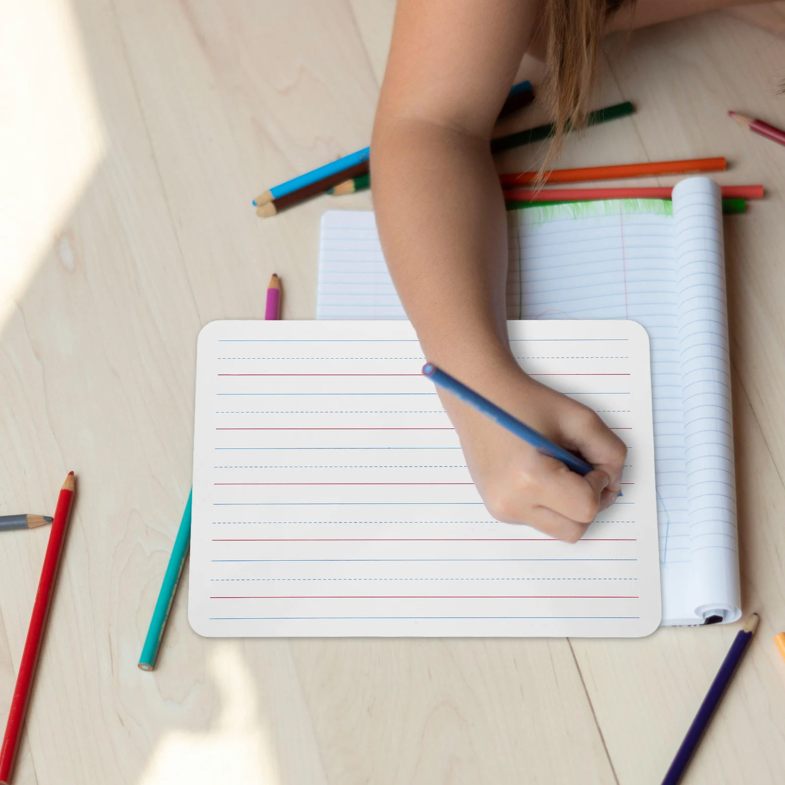 سبورة بيضاء صغيرة مبطنة محمولة للمسح الجاف للأطفال تعلم لوحة الكتابة على الوجهين للفصول الدراسية والمكتب تستخدم لوحة المسح الجاف للأطفال