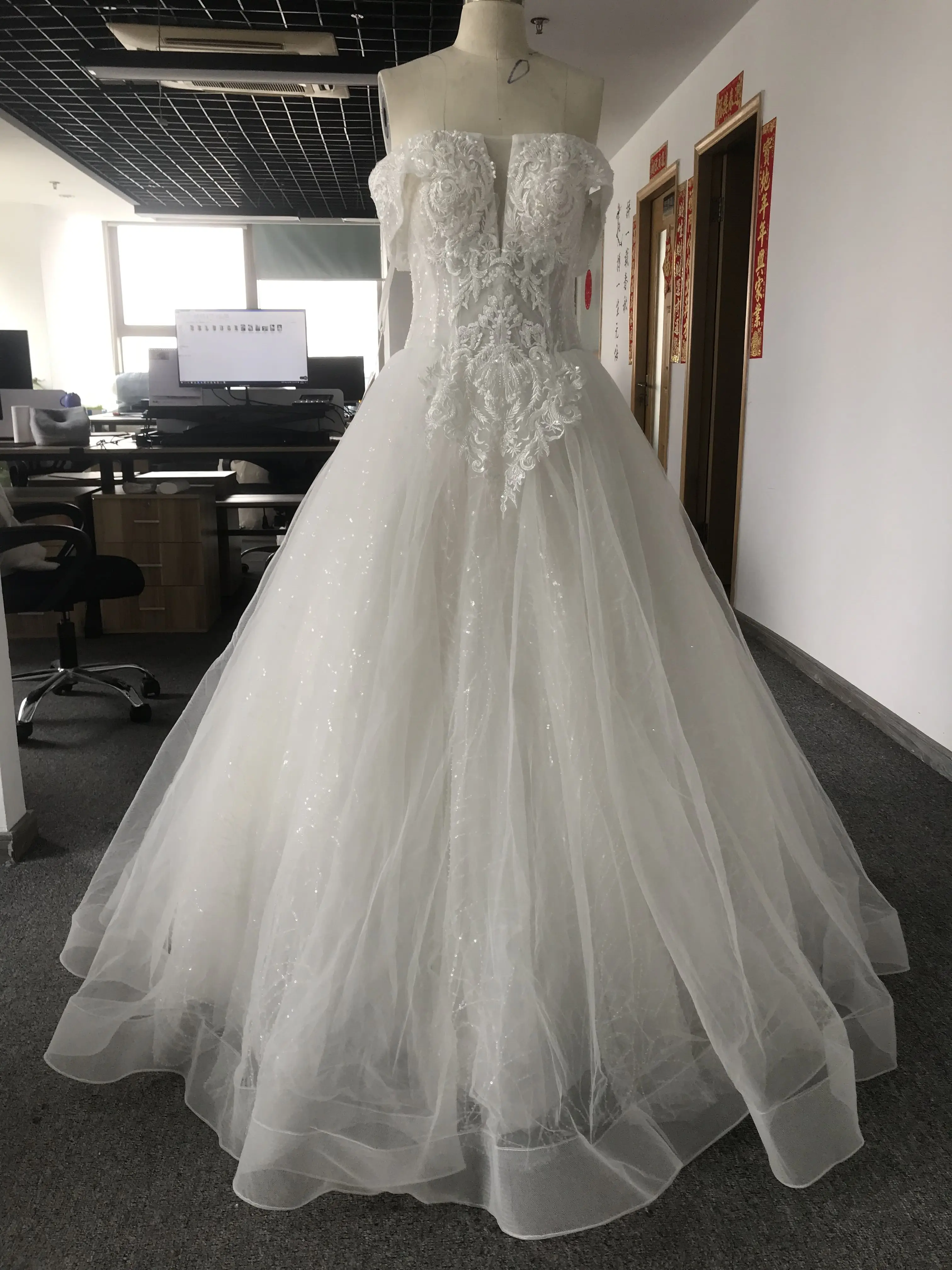 Cloverbridal A-Lijn Kralen Van Schouder Vestido Novia 2023 Vloerlengte Snelle Verzending Korting Glitter Tule Bruidsjurk My009