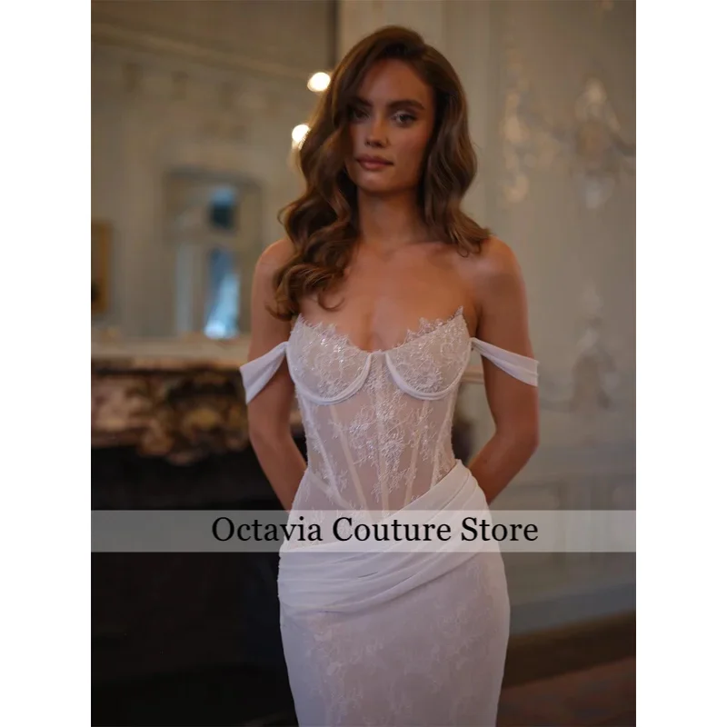 Maßgeschneidertes, wunderschönes, plissiertes Spitzen-Meerjungfrau-Hochzeitskleid in Weiß, schulterfrei, bodenlang, formeller Abend