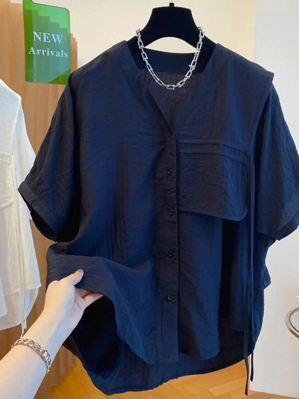 Camicia da donna semplice in tinta unita per pendolarismo, maniche corte irregolari larghe estive, top monopetto con scollo a V di grandi dimensioni