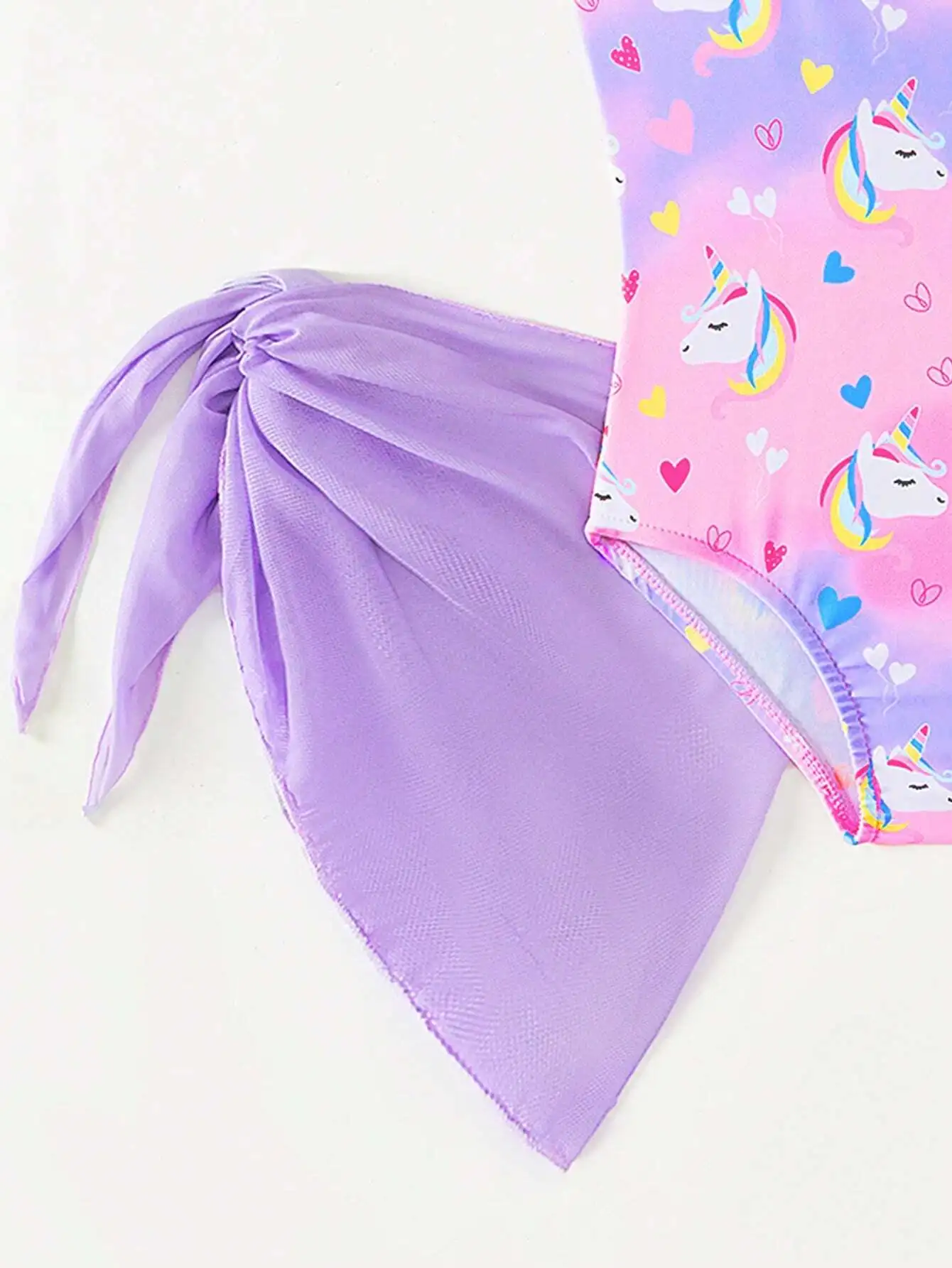 

Цельный купальник с принтом единорога и фиолетовой юбкой-накидкой