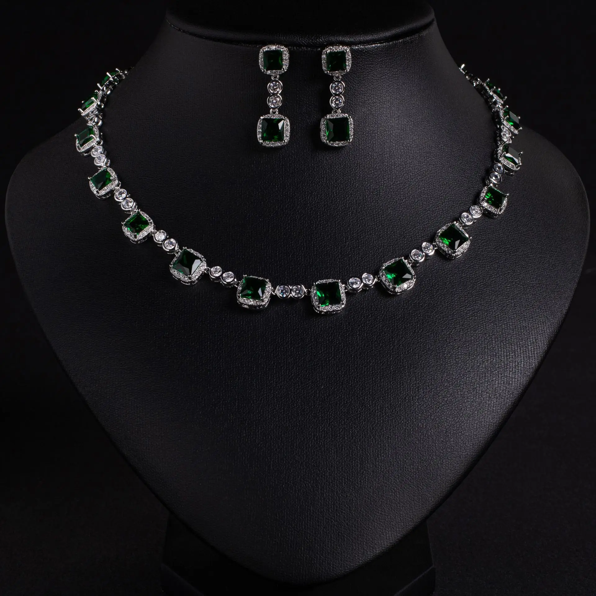 

Cross-border zircon geometric necklace light luxury high sense versatile collarbone chain fashion Internet celebrity jewelry who
