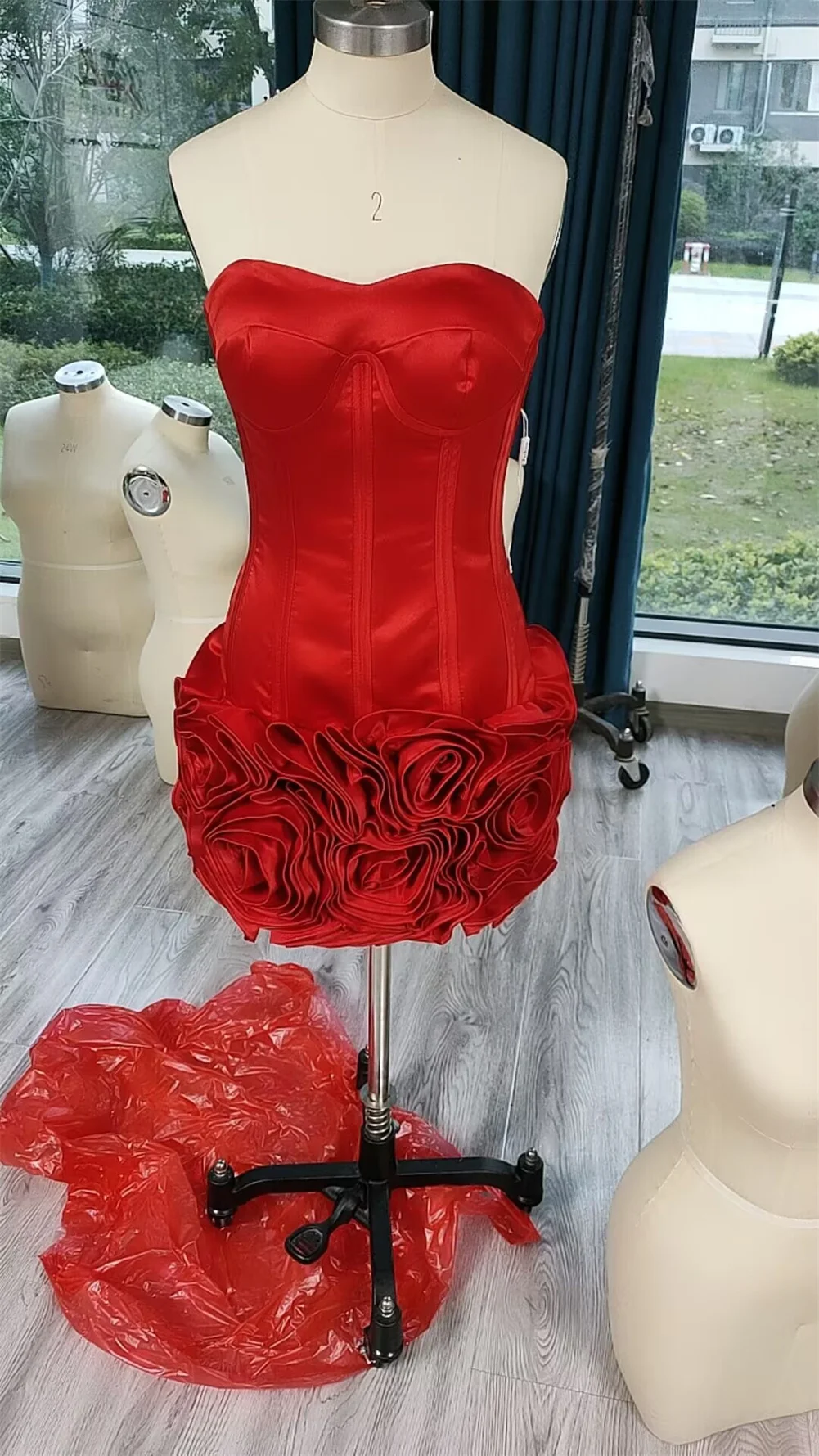 فساتين حفلات كوكوتيل بطبقات مخصصة مكشكشة بحافة فساتين حفلات مثيرة بدون حملات للوطن فساتين قصيرة مكشوفة الكتف من الساتان Bodycon