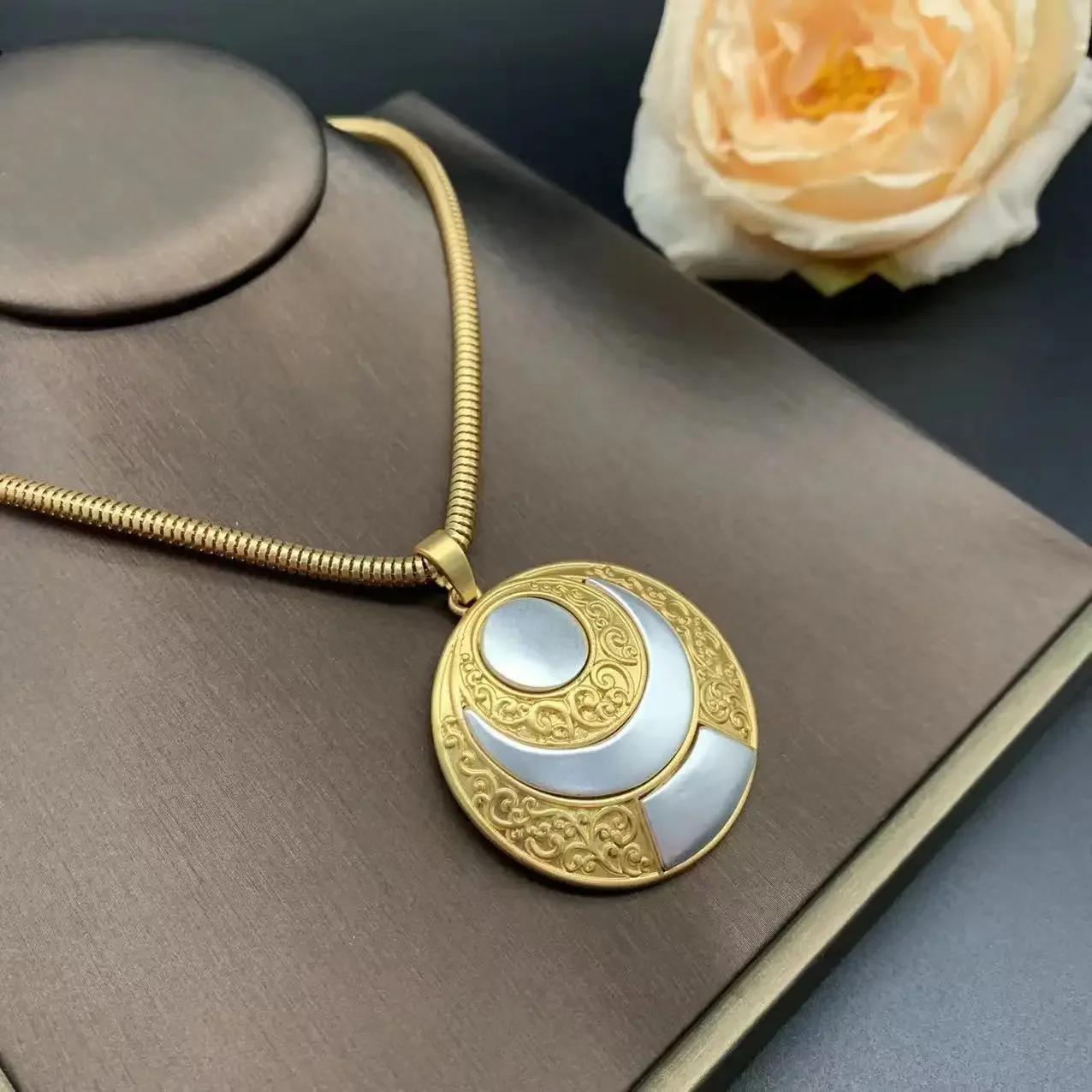 Vintage Necklace for Women Elegant Luxury Golden Floral Locket Jewelry Perfect for Wedding Party Anniversary Gifts