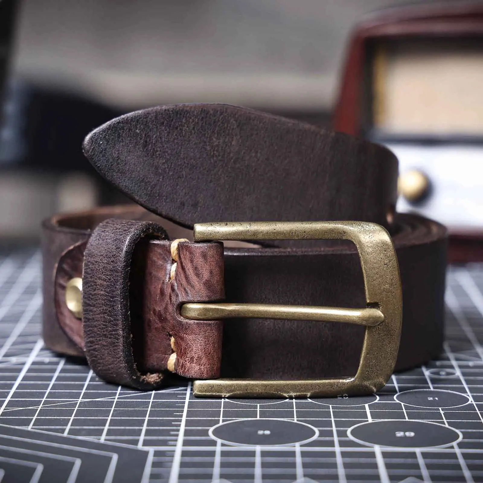 Vintage-Herrengürtel aus echtem Leder mit massiver Messingschnalle, lässiger Dornschließe-Gürtel mit Geschenkbox, verdicktes italienisches Rindsleder – Detail 21