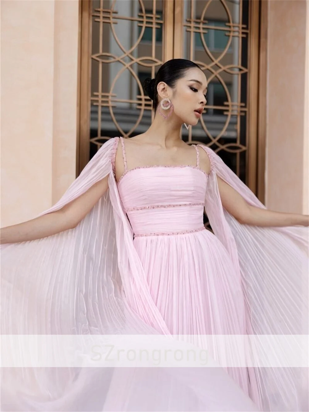 Alças de espaguete chiffon fluindo a linha vestido de festa à noite sem costas frisado até o chão vestido saudita com capa feito sob encomenda