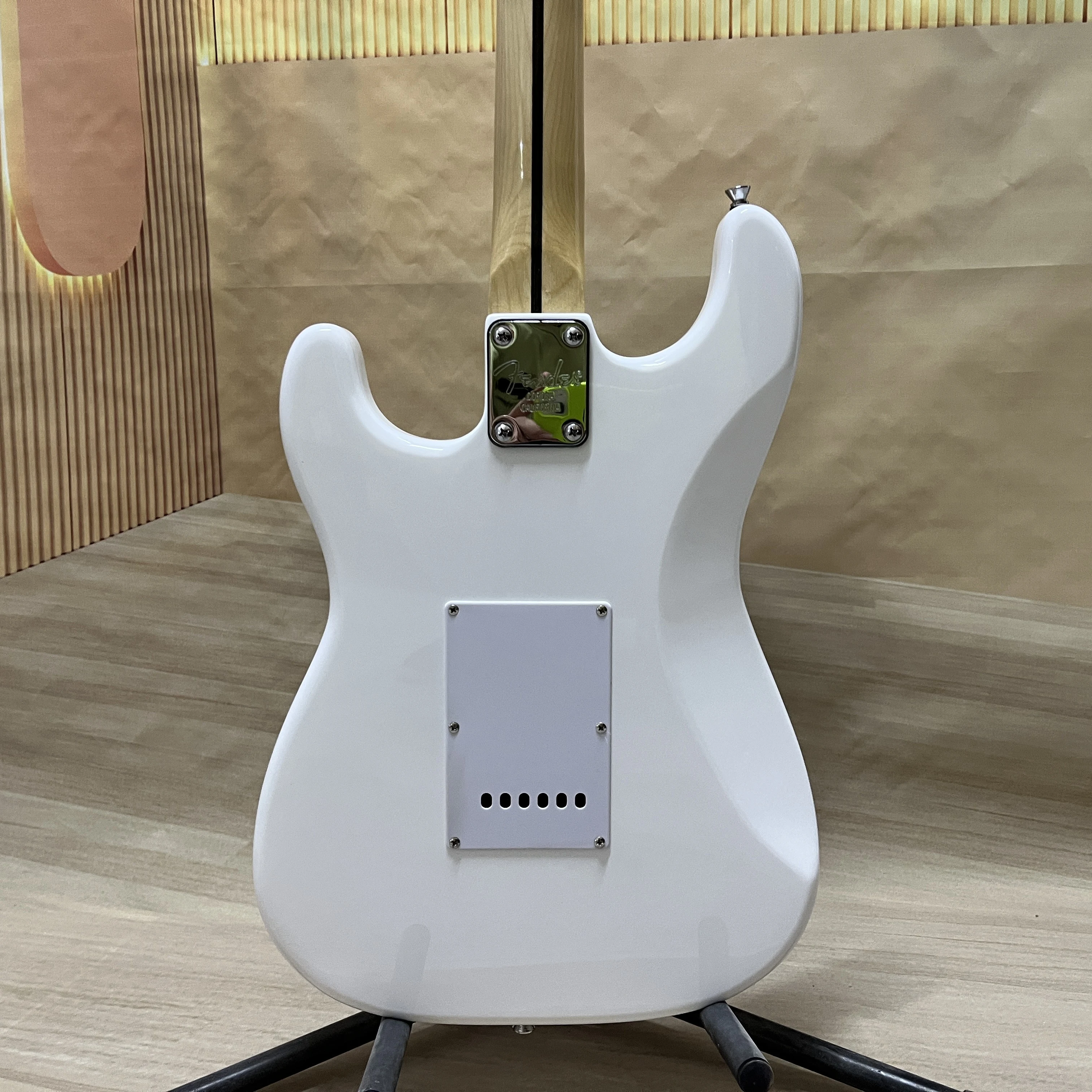 جيتار كهربائي ST، أجهزة كروم، لوحة أصابع خشب القيقب، جسم الزيزفون، التقاطات SSH، 6 أوتار