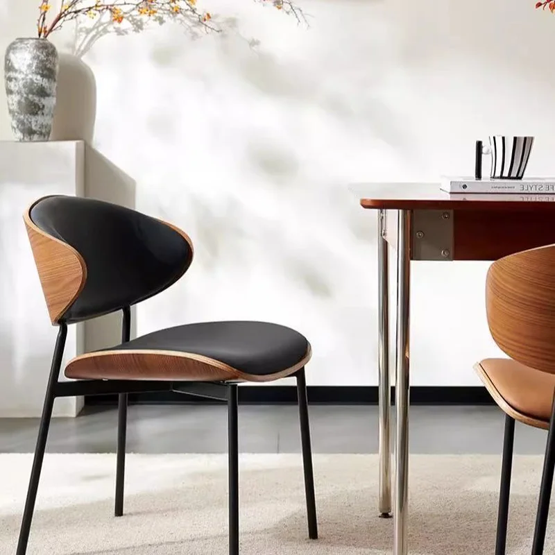 كراسي تناول الطعام الجلدية الراقية طاولة عشاء من الخشب الصلب مجموعة أثاث المطاعم المنزلية مقعد مريح كراسي غرفة الطعام المتينة