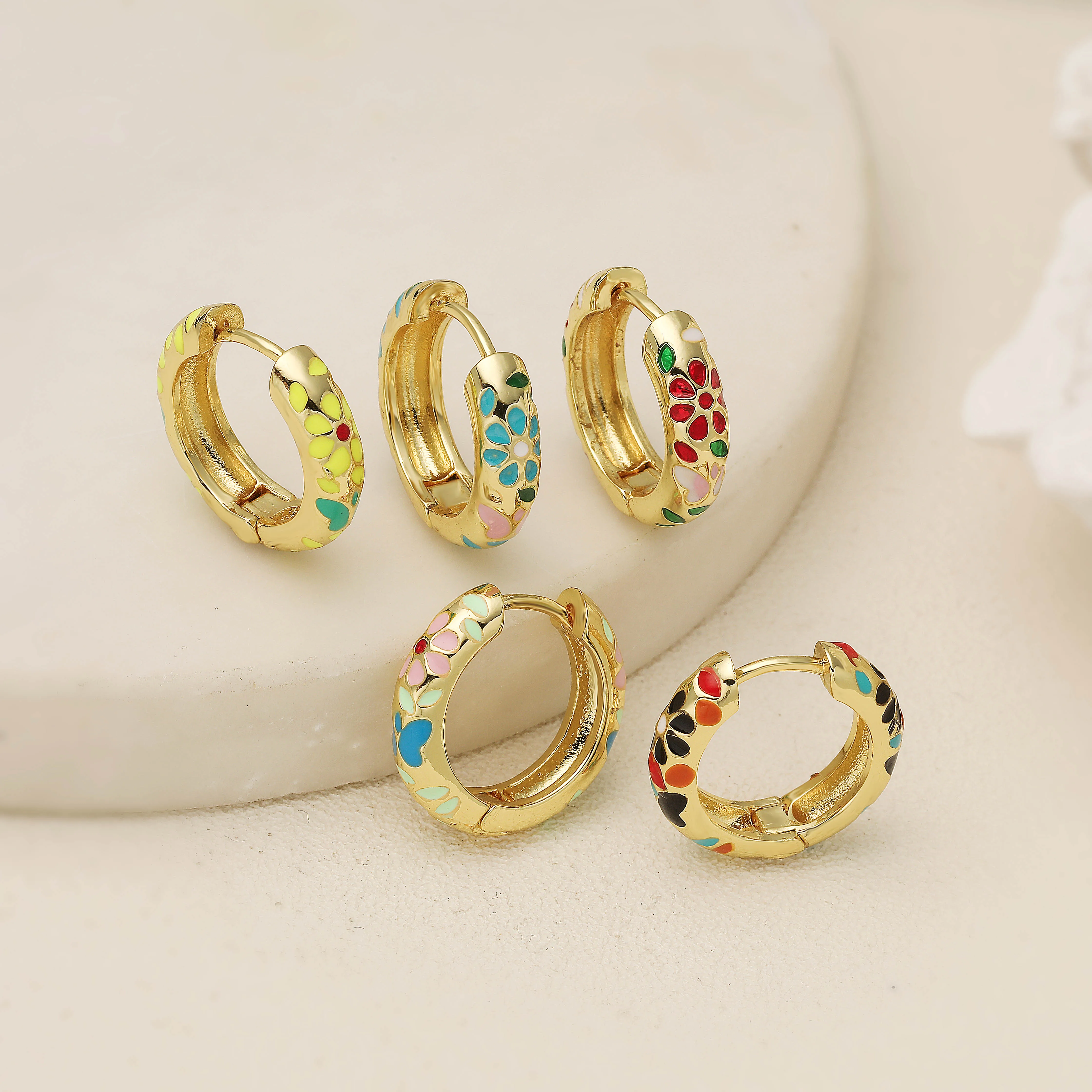 HECHENG, Enamel Dripping Oil Bohemian Style Colorful Flower Pattern Golden Earrings Neutral Women's Jewelry Gift 1 Pair