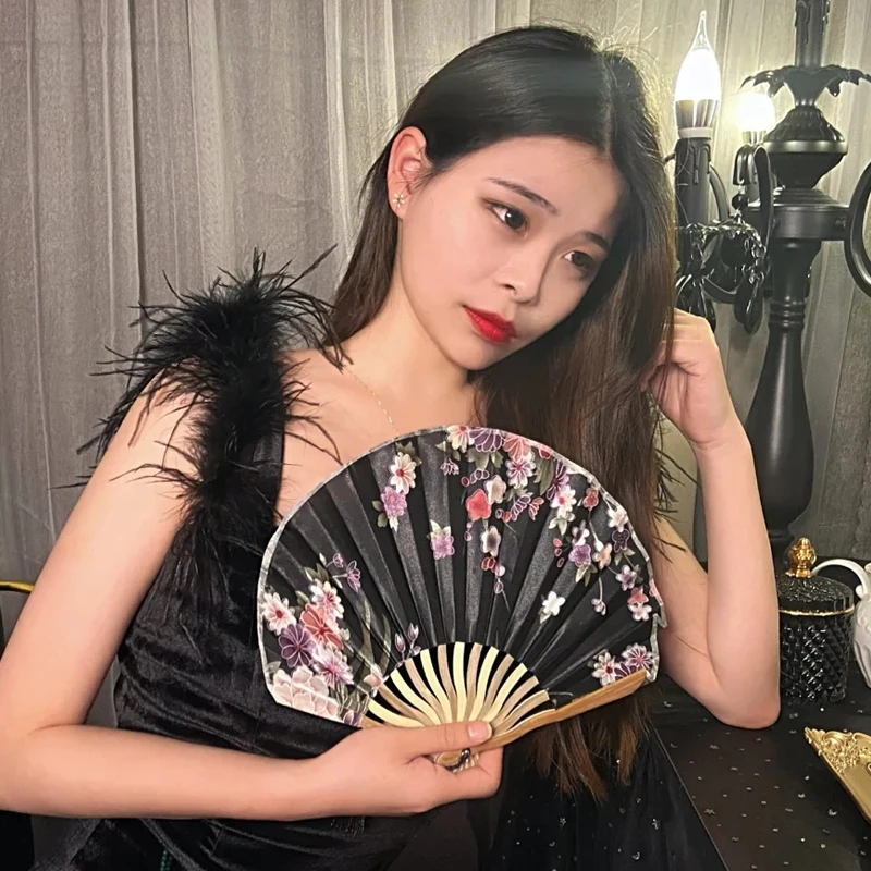 Beautiful Japanese Style Retro Shell Shaped Fan Silk Cloth Bamboo Folding Fans Wedding Hand Fans Elegant Flower Curved Fanbone