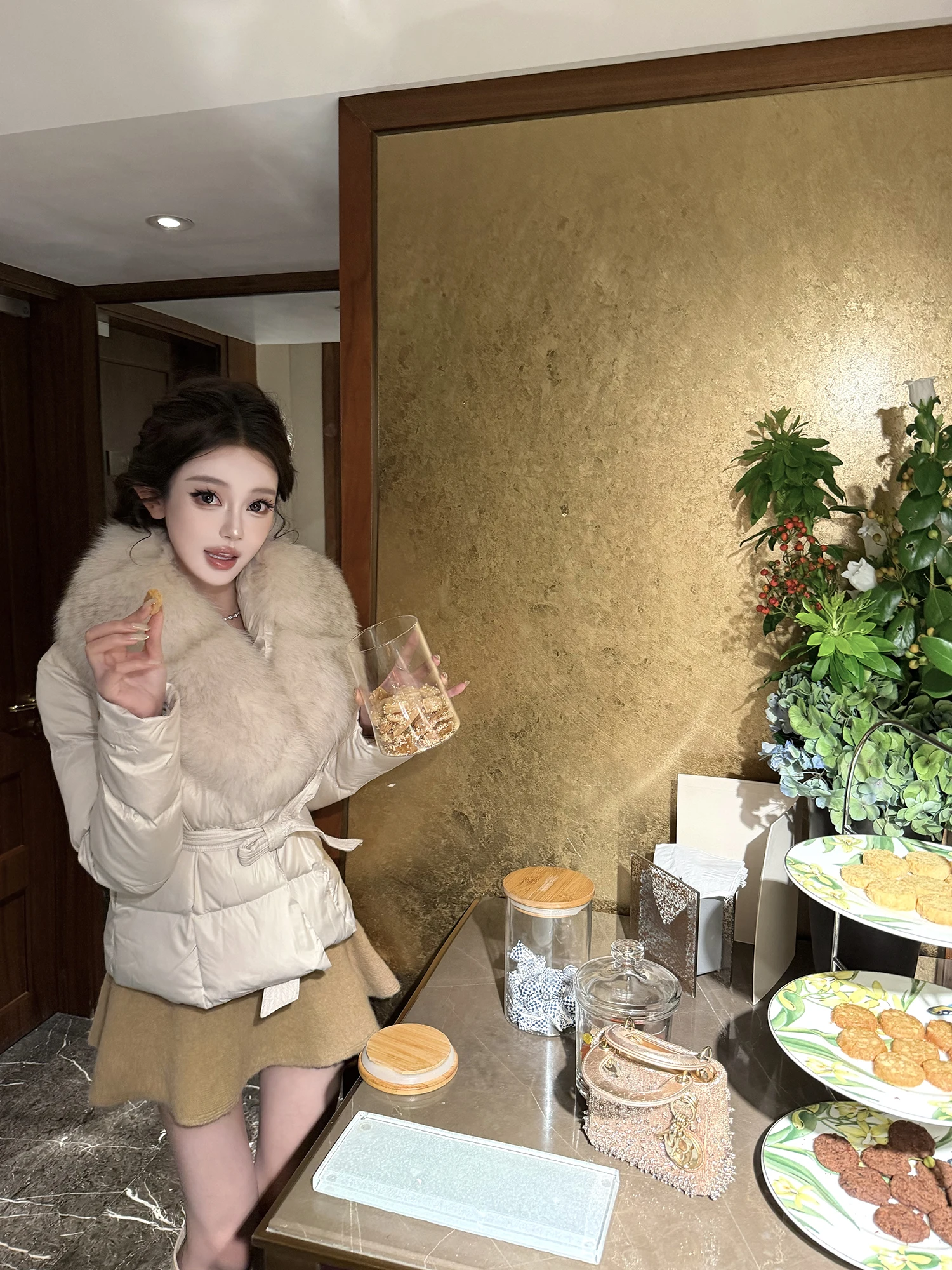 

Женское пуховое пальто Boutique De Viola с жемчужным блеском, меховым воротником, утепленное, с эффектом окрашивания в тон, короткое, с длинными рукавами