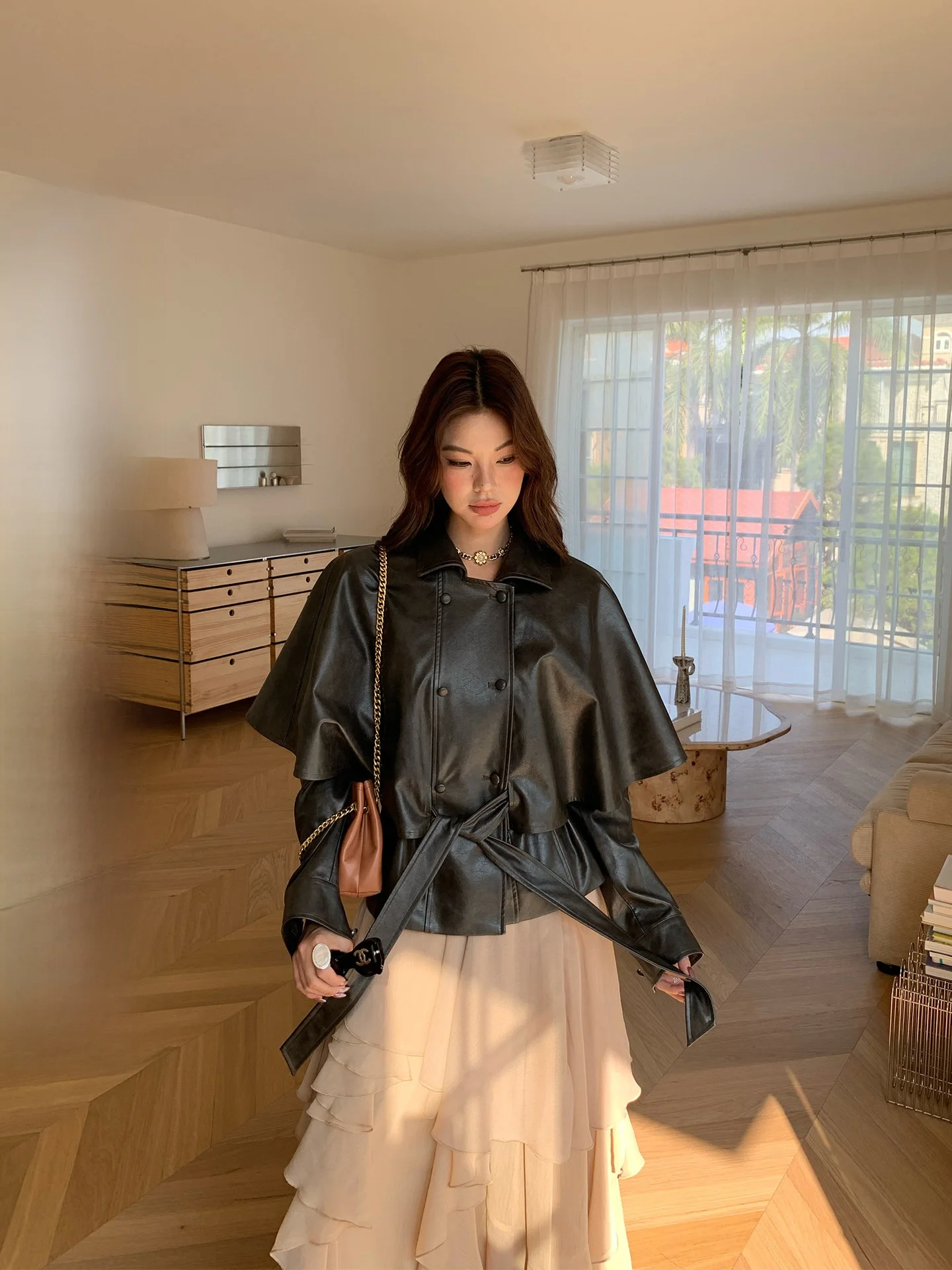 

Женская кожаная куртка Cuirasee в ретро-стиле, новинка ранней весны, с подплечниками, укороченная, на двойной пуговице