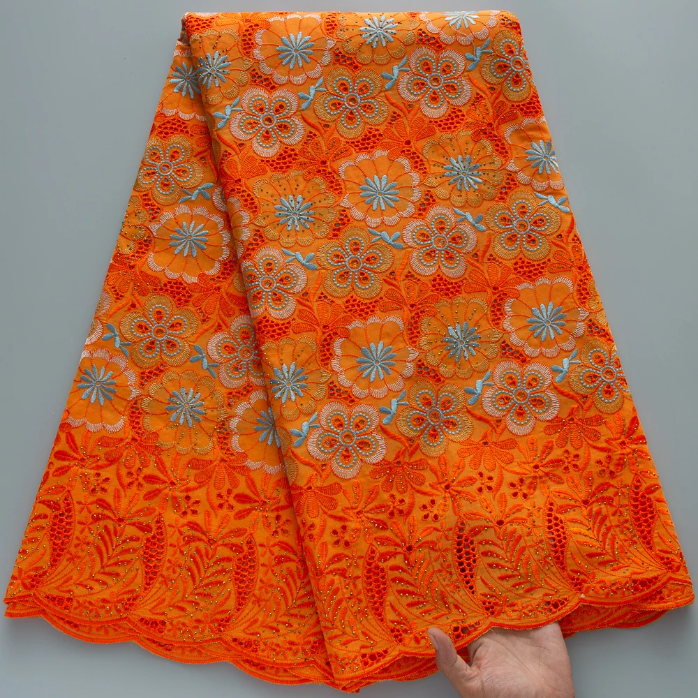 Modischer afrikanischer Schweizer Voile-Spitzenstoff in Orange-Blau mit Blumenstickerei und Strasssteinen, hochwertige nigerianische Baumwollspitze für Damenkleider