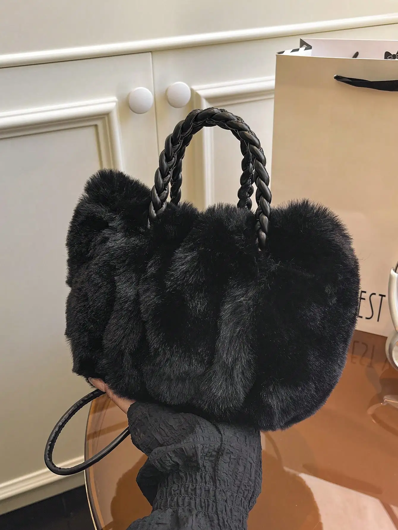 

Черная сумка из искусственного меха с ручкой и плетеным ремешком, компактная круглая форма