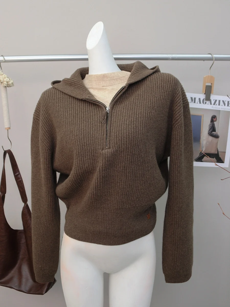 

Комплект Luy Red: вязаный топ на молнии с капюшоном и прямые брюки/юбка. Повседневная зимняя коллекция. Универсальный крой.