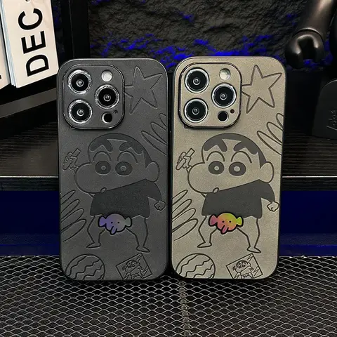 Anime Crayon Shin-chan Leder Textur Laser Telefon Fall Für iPhone 15 14 13 12 11 16 Pro Max XS XR X 7 8 Plus Stoßfest Abdeckung