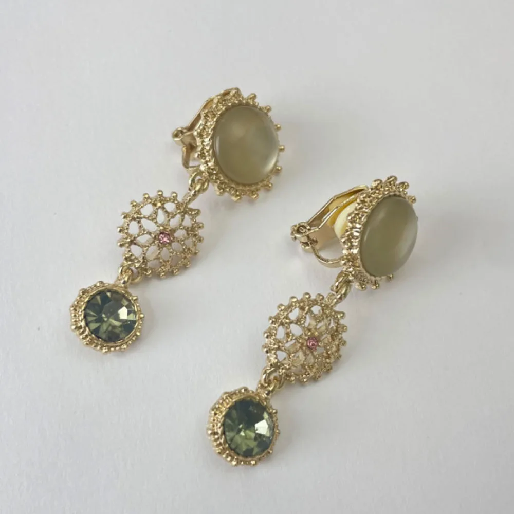 Chinese Style Vinrage Palace Baroque Ladies Temperament Ear Clip Rhinestones Retro Green Stone Hollow Flower Clip on Earrings