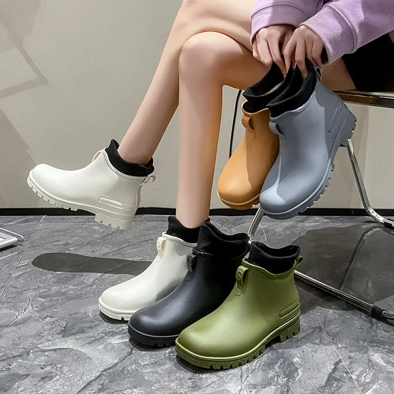 Botas de lluvia antideslizantes de suela gruesa y baja a la moda para mujer, botas cortas de animadora transfronteriza para prendas de vestir exteriores