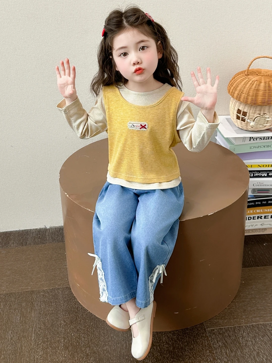 

Spring Faionable Girls Outfit Set with Knot Design Long Sve Top And Denim Pants Breathable Leather Material