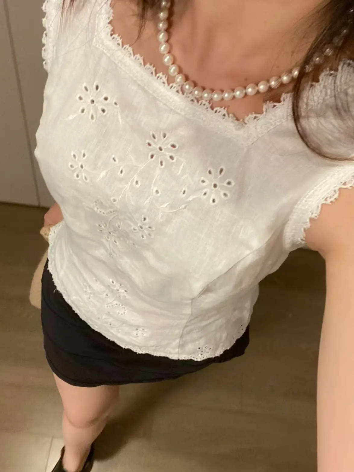 

2025 New Women White Vest Hollow Out Embroidery Square Collar Sleeveless Casual Female Linen Tank Top