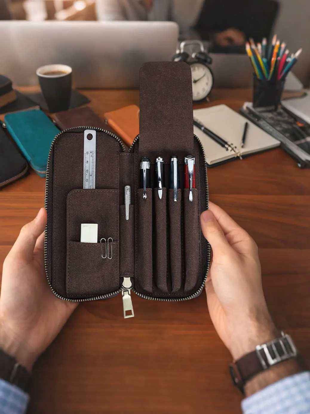 Eleganckie etui na długopisy z wysokiej jakości skóry licowej, zamykane na zamek, 4 przegródki, organizer na długopisy, wielofunkcyjna kieszeń na przybory biurowe, skórzana torba na długopisy, idealny prezent. — zdjęcie produktu 7
