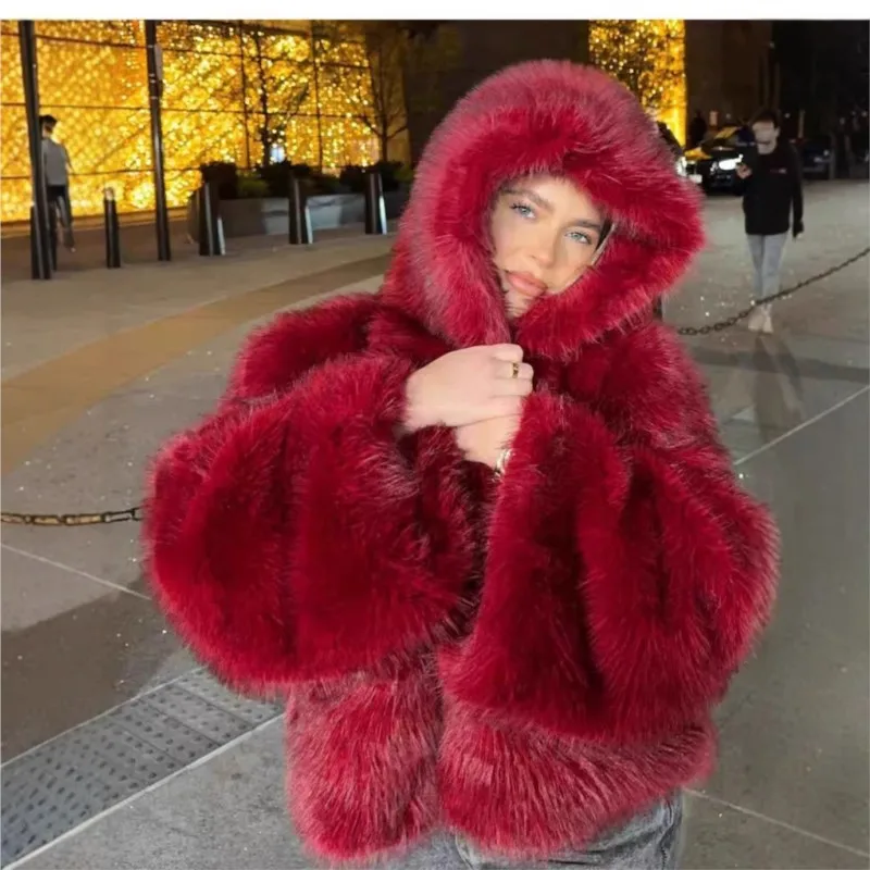 يتميز النمط الجديد من معطف الفرو النسائي العصري بصناعي سميك وعلوي من مزيج عصري