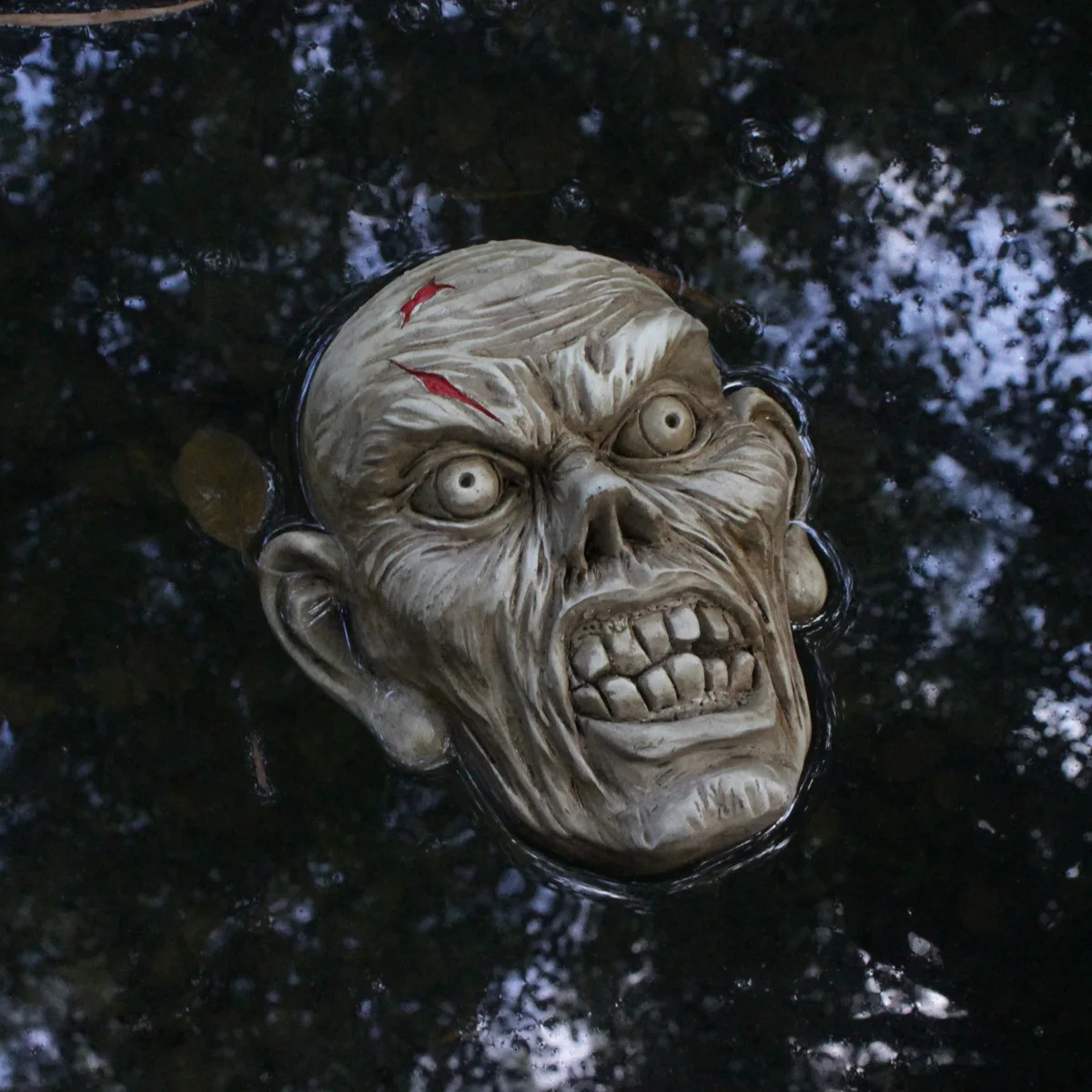 ‌Realistic Floating Zombie Head - Spooky Garden Decor