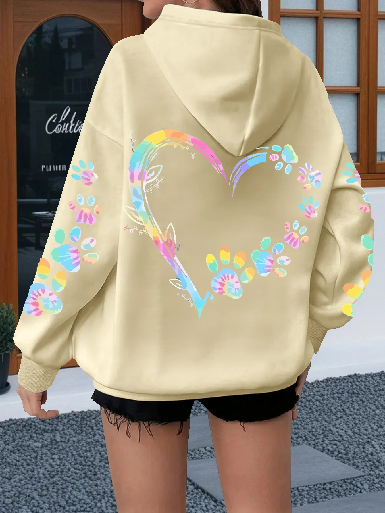 

Толстовка унисекс из хлопка и флиса с далматинцами Disney 101, бежевого цвета, с разноцветными сердечками и разноцветными принтами лап, свободный принт на спине