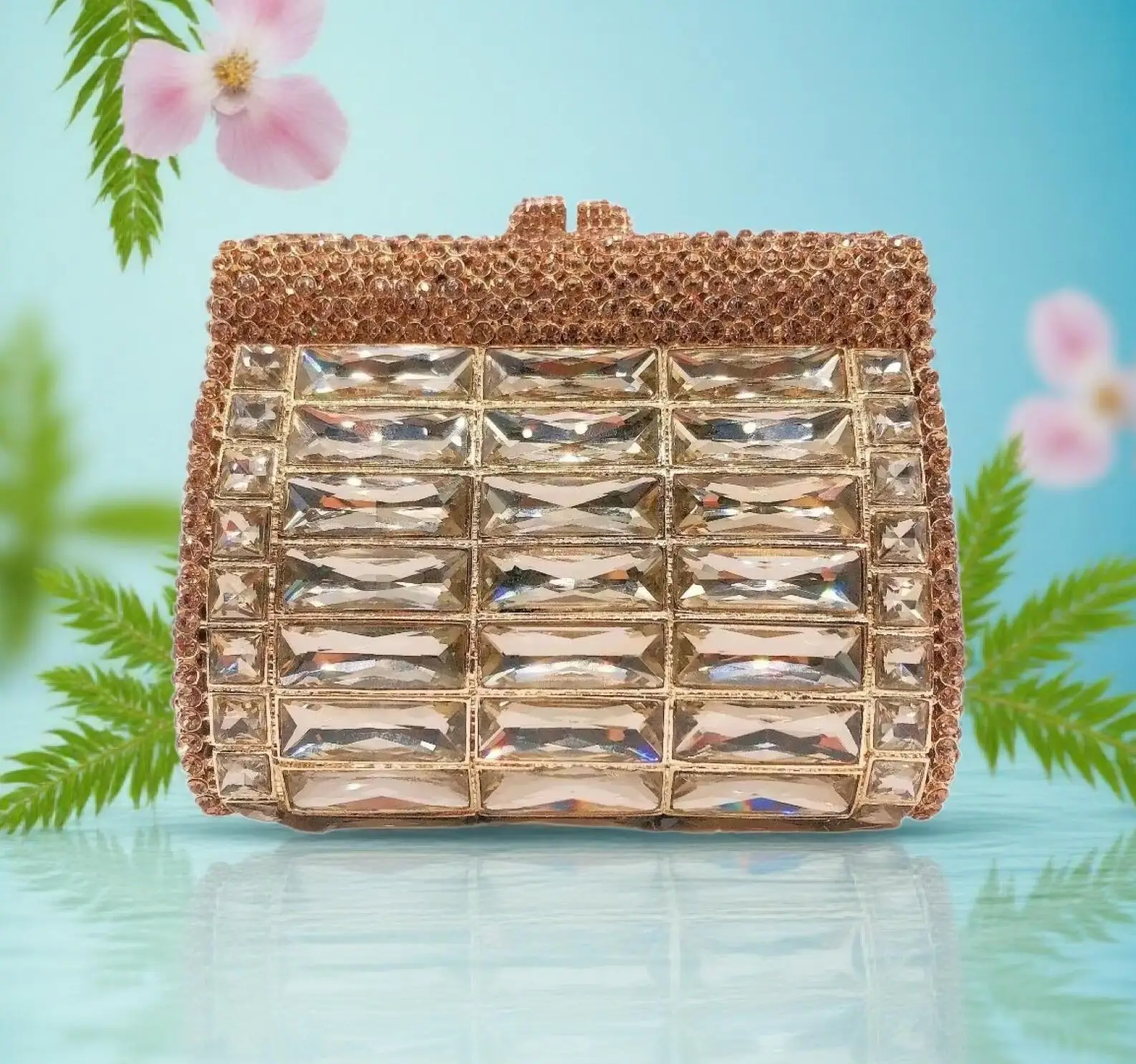 

Изысканная вечерняя сумочка-клатч со стразами, роскошный дизайнерский клатч с бриллиантами, элегантная сумочка с кристаллами, клатч для торжественных мероприятий.