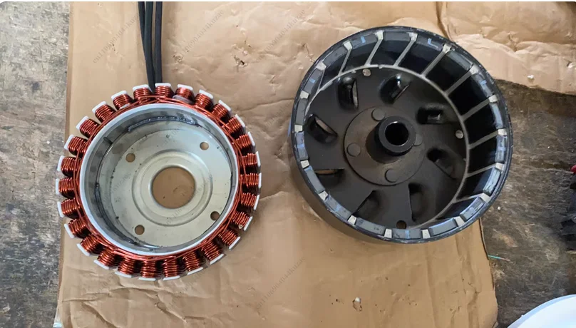 

Комплект для переоборудования генератора для двигателей с плоским валом (водяной насос, молотилка), включает в сборе статора и ротора